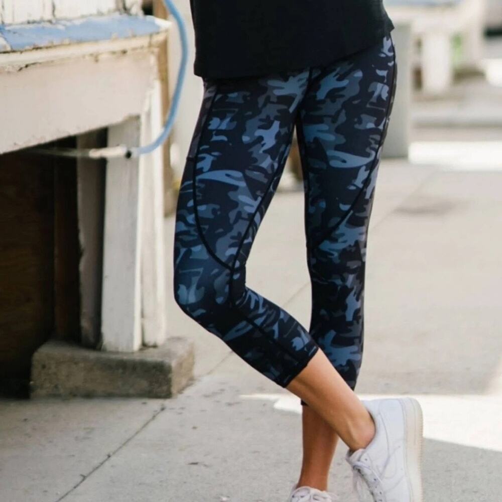 Zyia Active Black Camo Light N' Tight Hi-Rise Pocket Capri Leggings - Size XS
